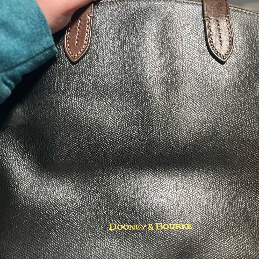 Dooney & Bourke women’s leather shoulder bag - black (red interior)
